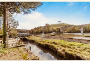 Charming 2-Bed cottage in tranquil riversetting
